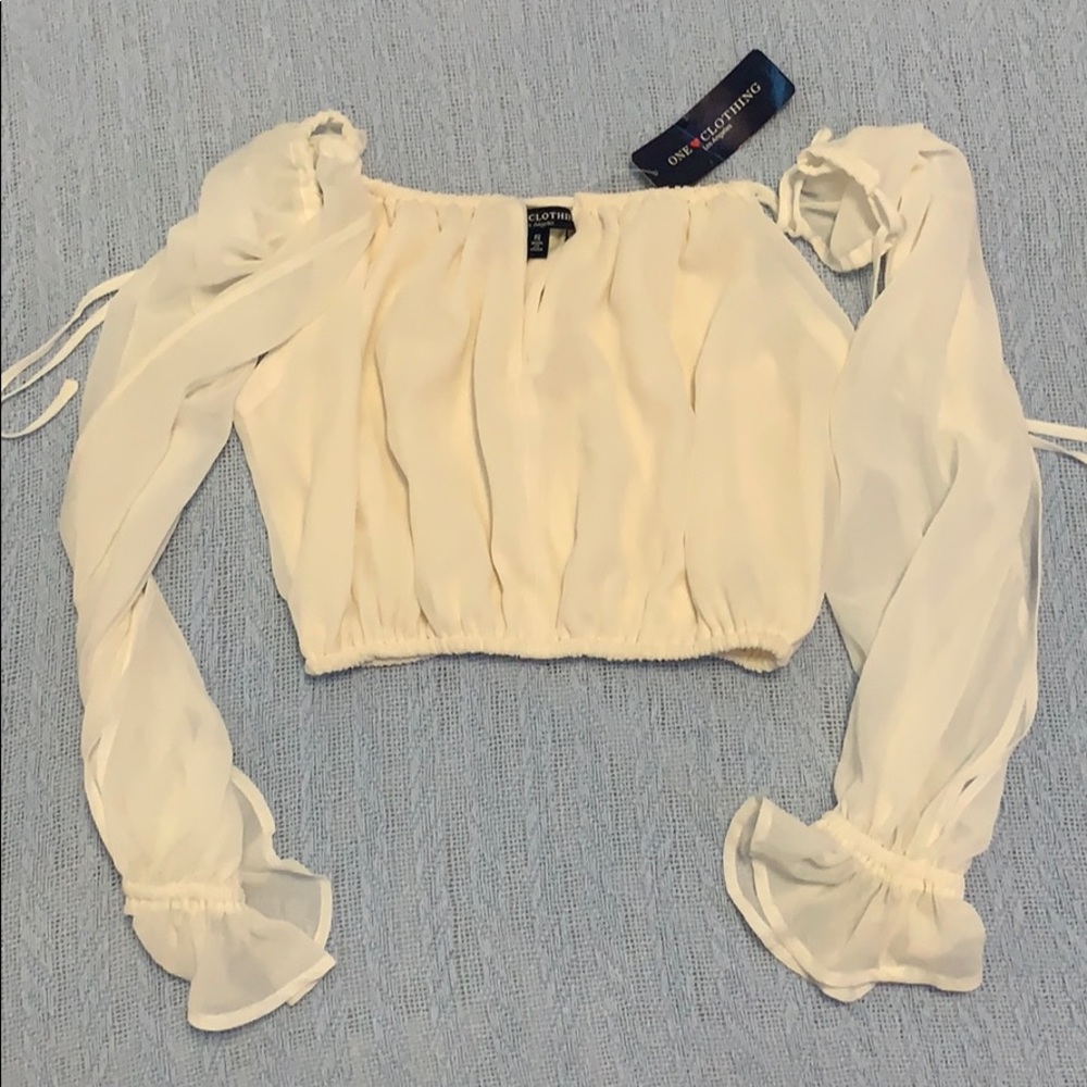 Crop top with sleeves that are open